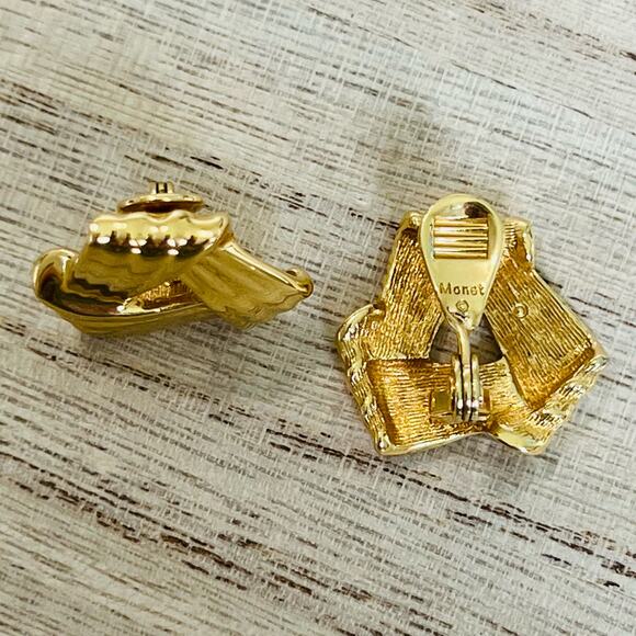 Vintage Monet Signed Gold Tone Clip-On Earrings - Picture 5 of 5